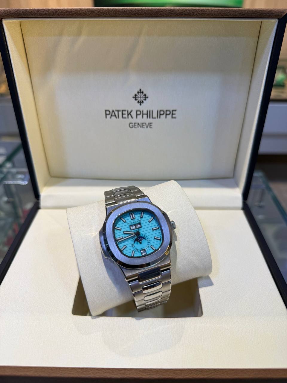 PATEK PHILIPPE NAUTILUS-STYLE PIECE ON THE SAME CUSHION/BOX SETUP - Image 2